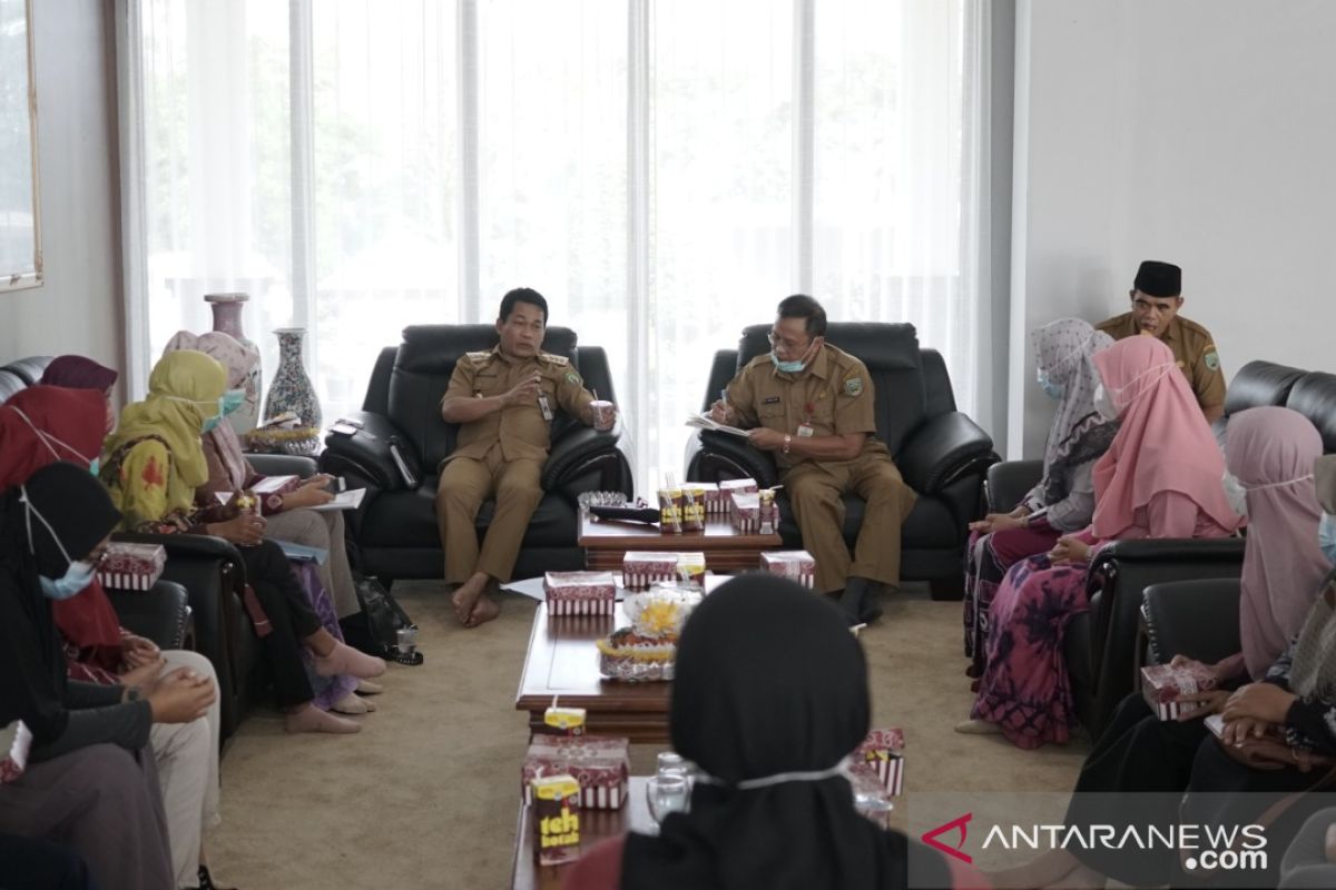 Bidan PTT di Balangan inginkan kenaikan gaji dan perbaikan Polindes