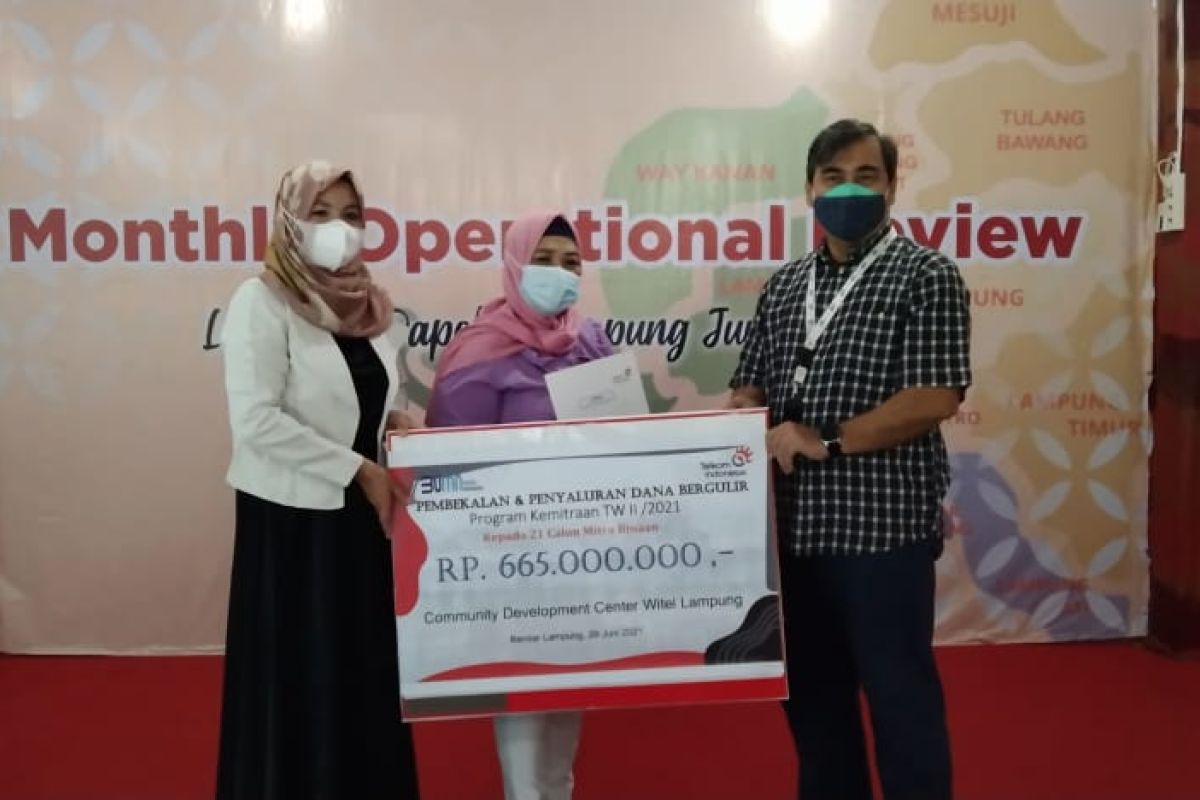Telkom Lampung salurkan bantuan pinjamaan kemitraan kepada 21 UMKM binaan