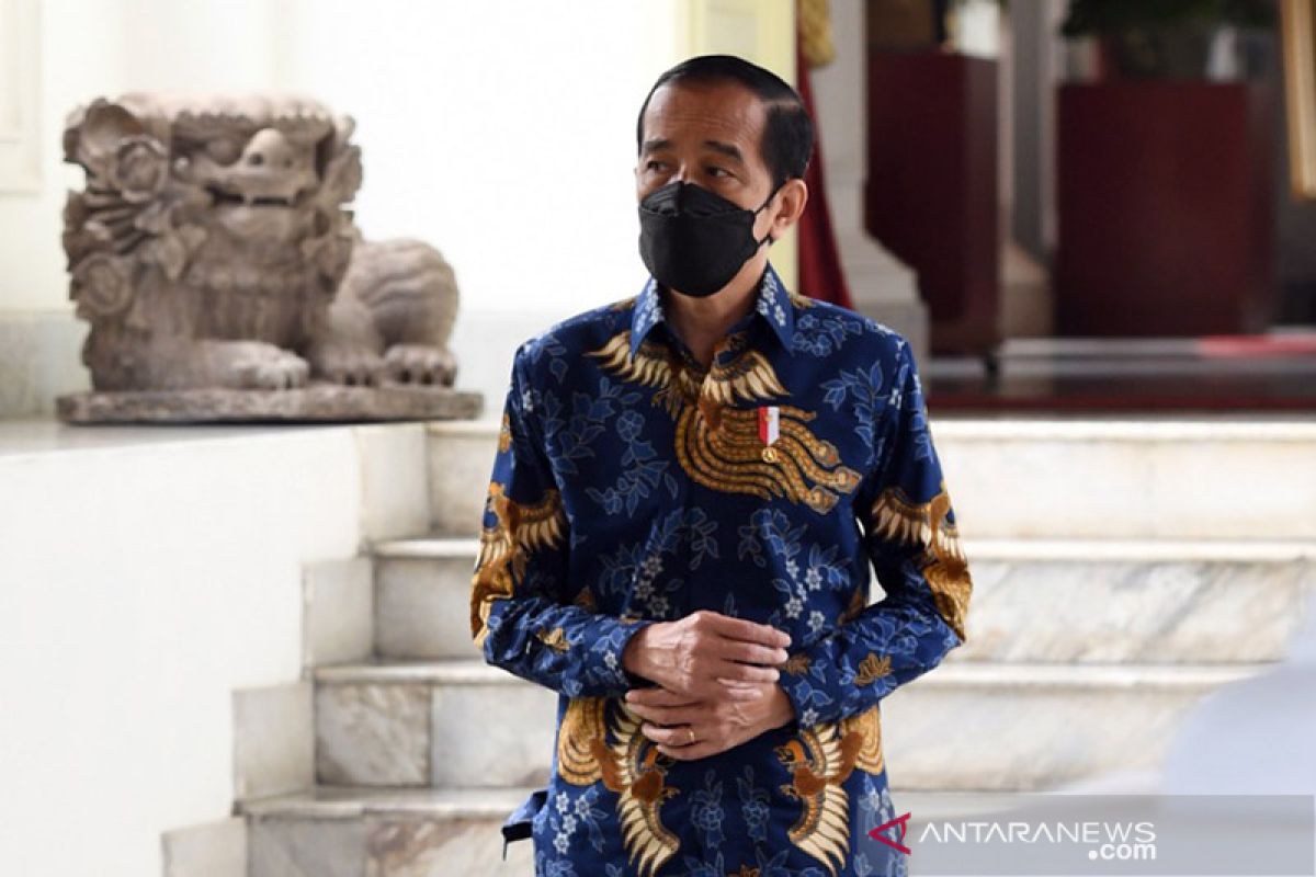 Jokowi calls for calm during emergency restrictions against COVID-19