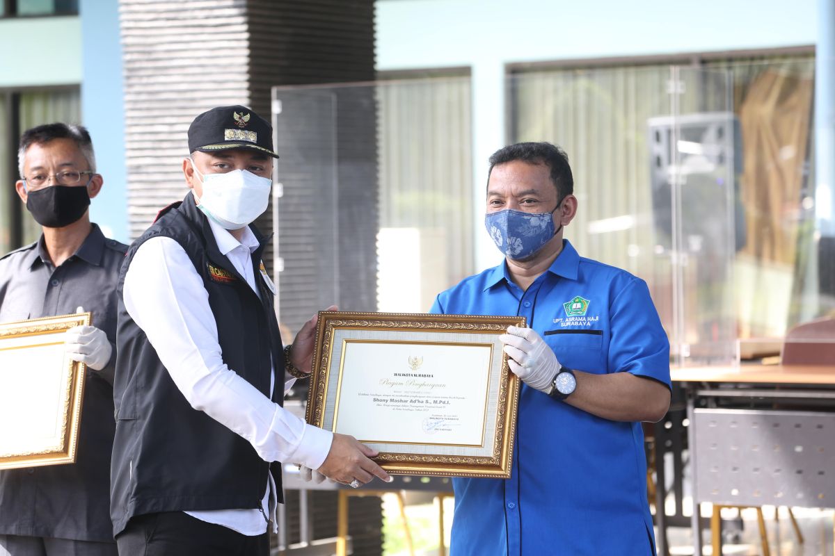 Pemkot Surabaya beri penghargaan 93 pegawai UPT Asrama Haji bantu penanganan COVID-19