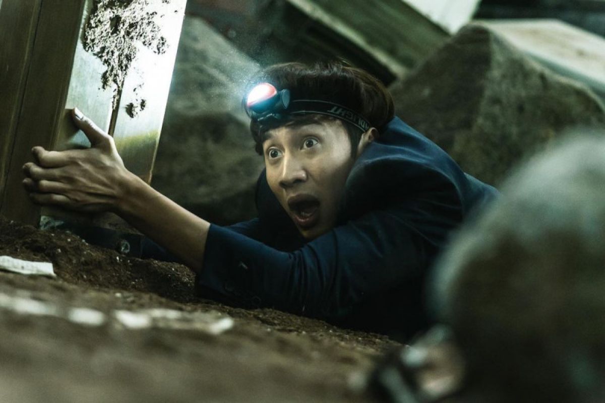 Lee Kwang Soo berperan dalam film 'Sinkhole'