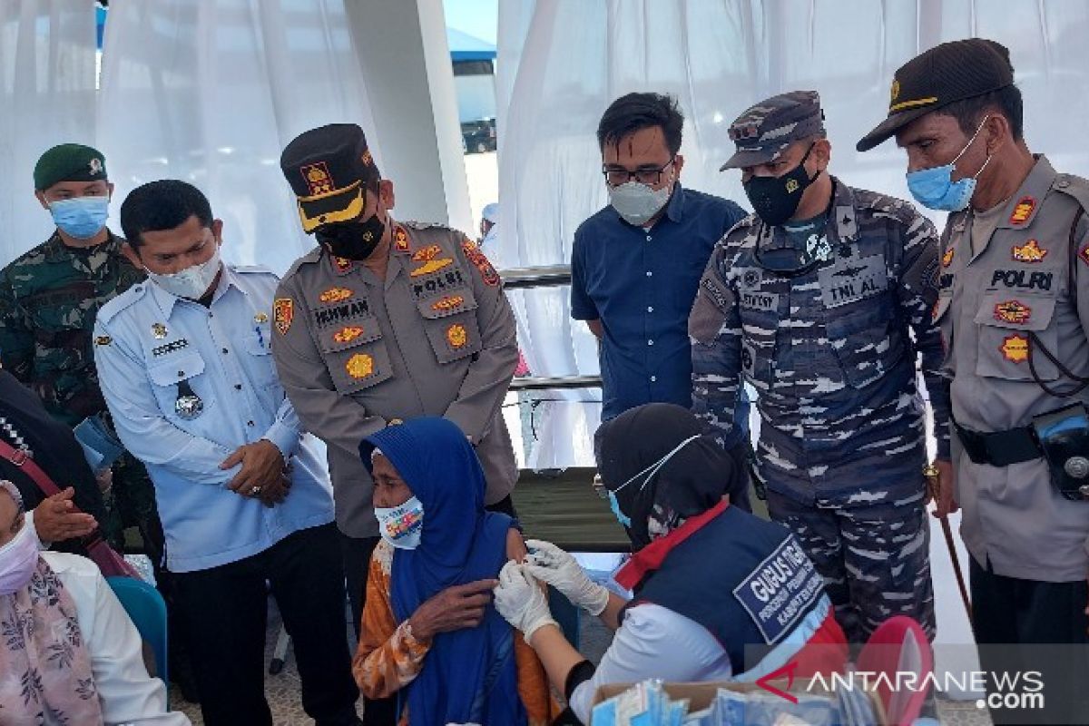 Danlanal Tanjungbalai-Asahan pantau pelaksanaan vaksinasi COVID-19 masyarakat maritim