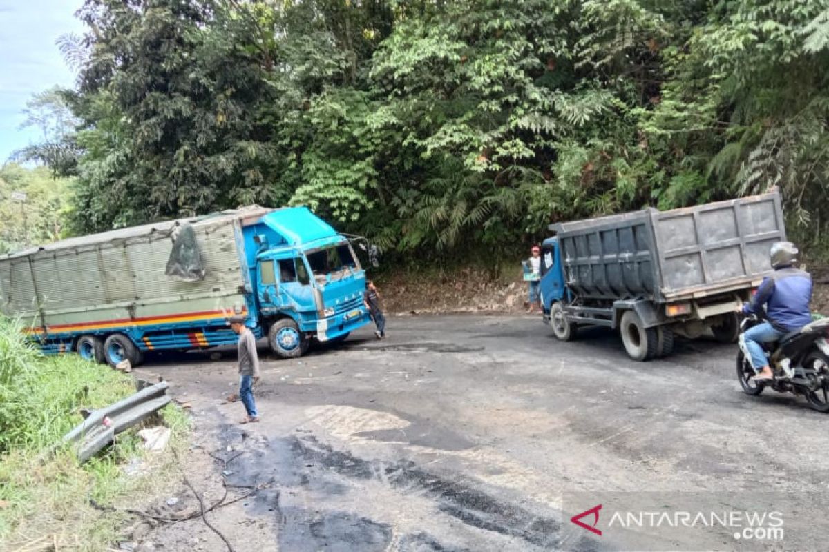 Truk bawa minuman terbalik di Palupuh, saat dievakuasi sebabkan Jalan Bukittinggi-Medan tersendat dan macet