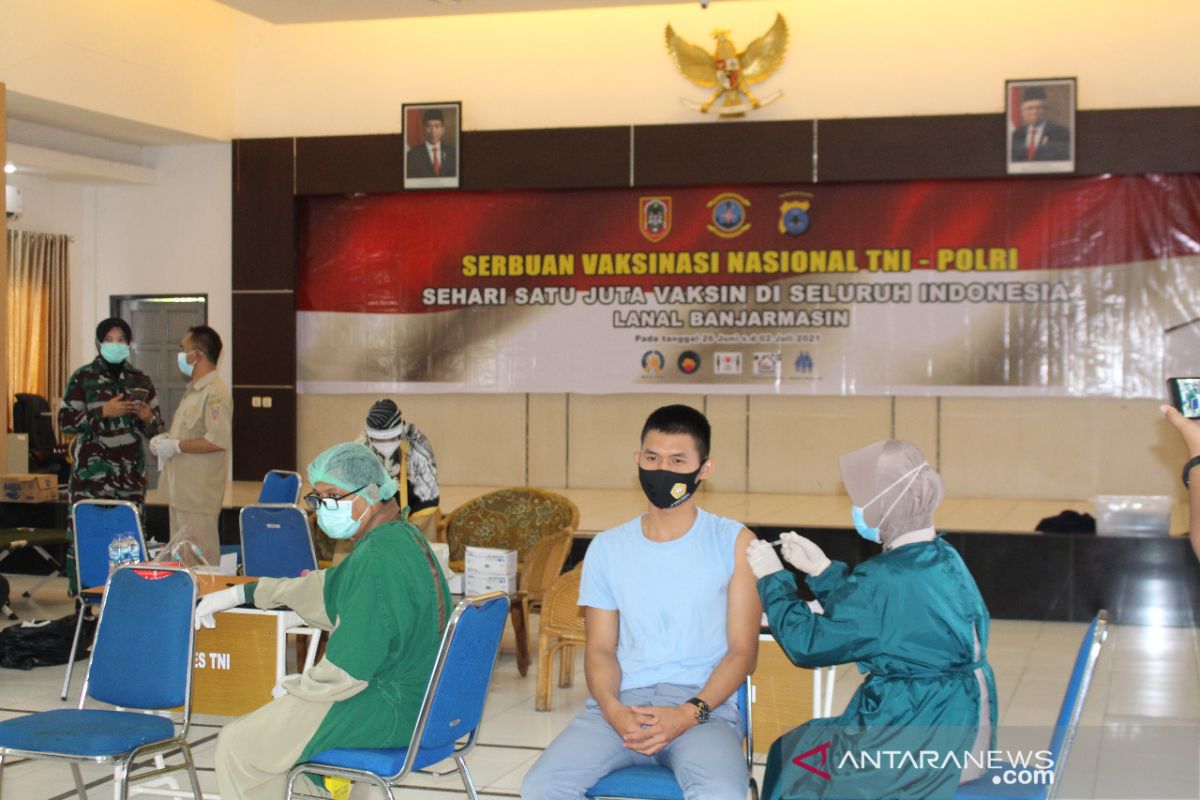 Lanal Banjarmasin sehari vaksin 300 orang dalam serbuan vaksinasi