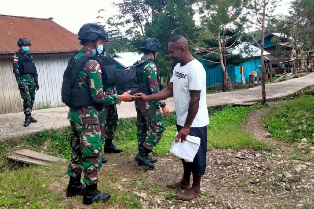 Satgas TNI bagikan pakaian layak pakai untuk warga perbatasan RI-PNG