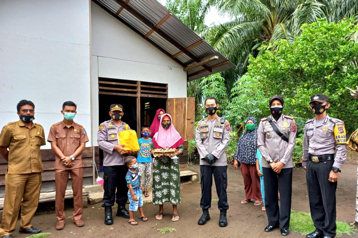 Peringati HUT Polri, Polres Pasbar berbagi sembako ke kaum dhuafa