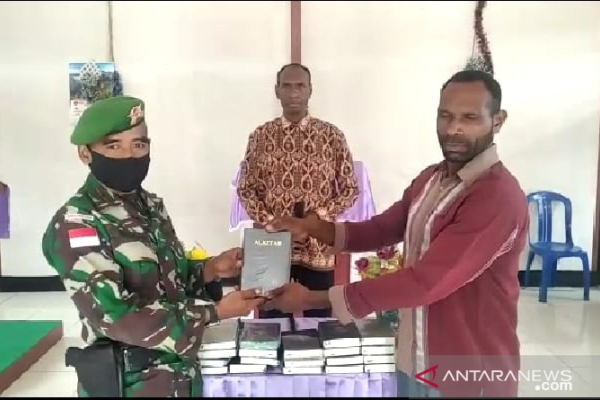 Satgas TNI salurkan bantuan 150 Alkitab untuk warga perbatasan