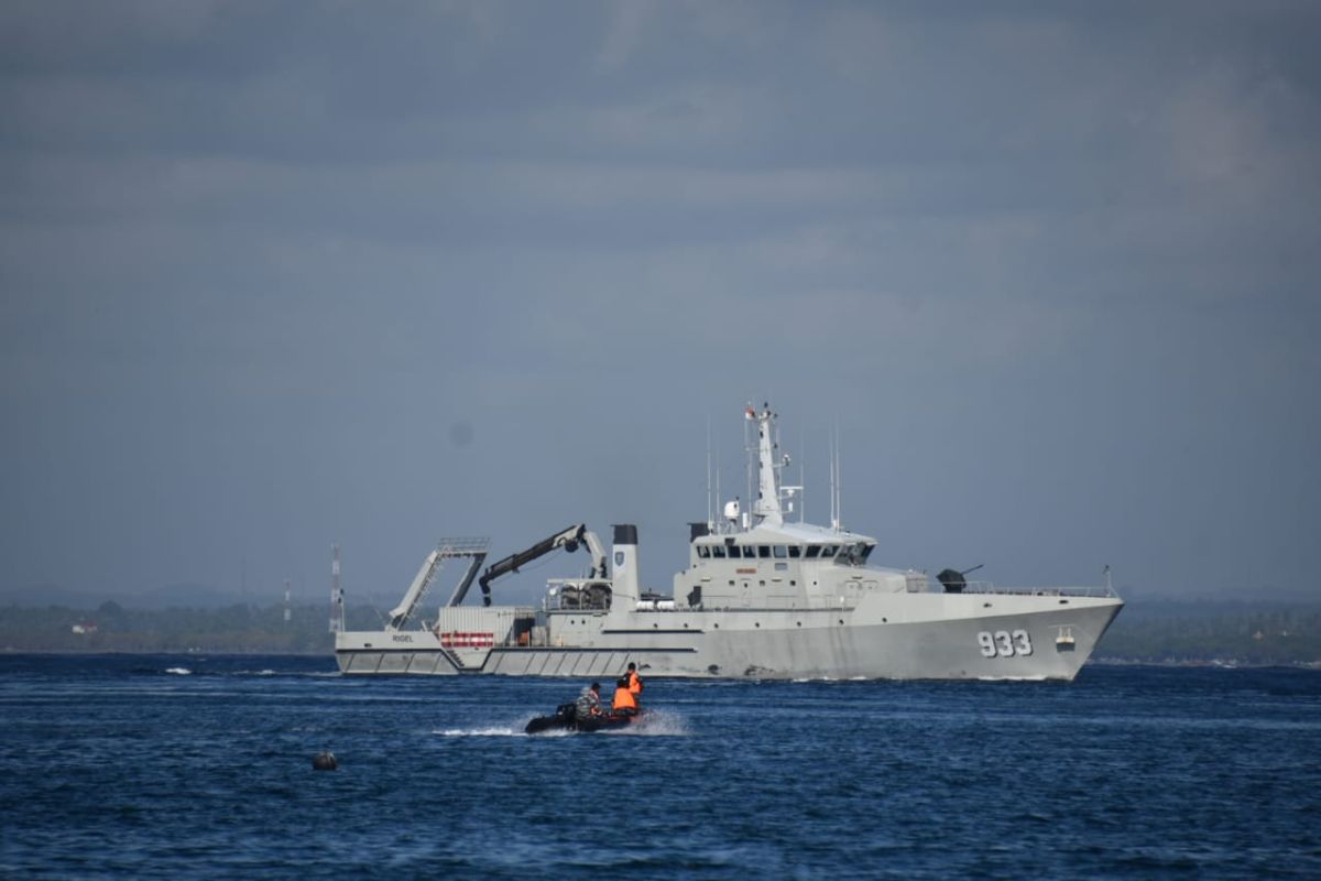 Dua KRI bantu evakuasi korban KMP Yunicee di Selat Bali