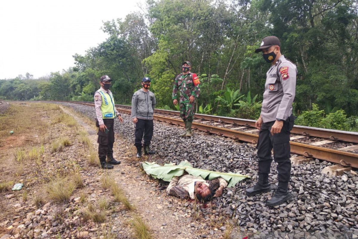 Polres OKU evakuasi mayat korban tanpa identitas tertabrak kereta api