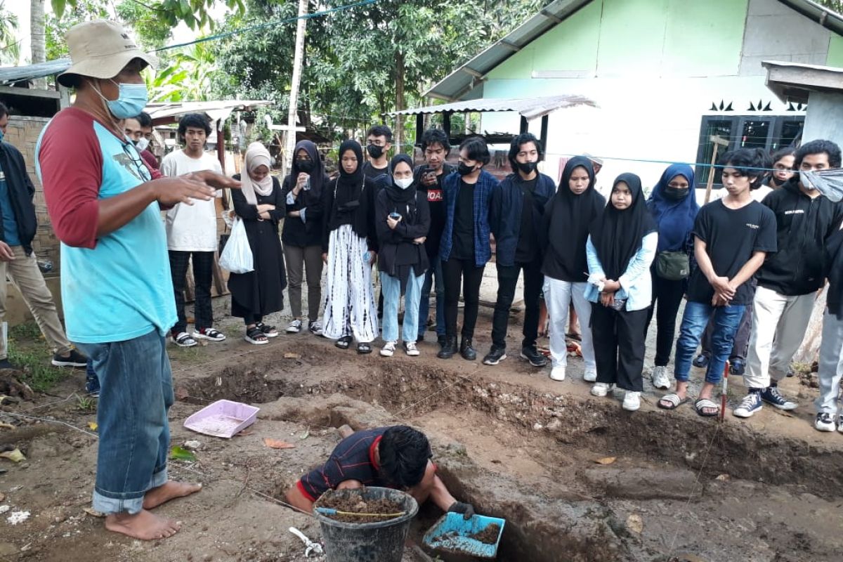 Mahasiswa arsitektur UNG ikuti penggalian reruntuhan Benteng Kota Mas Kwandang