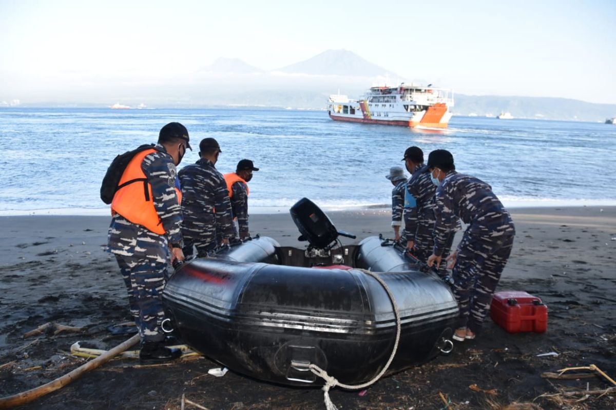 Dua KRI TNI AL temukan satu "life craft" milik KMP Yunicee