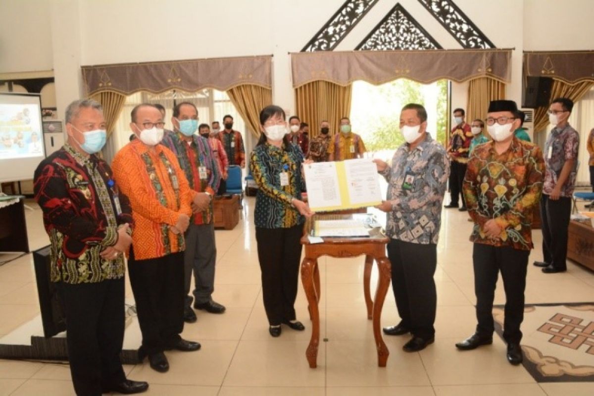 Bupati Tabalong serahkan sarana angkutan sampah untuk desa