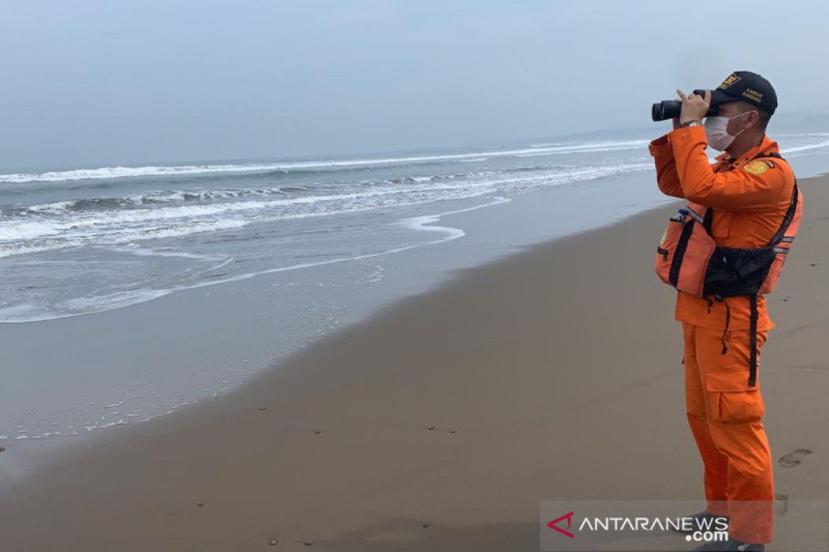 Tiga orang nelayan korban kapal terbalik di perairan Garut belum ditemukan