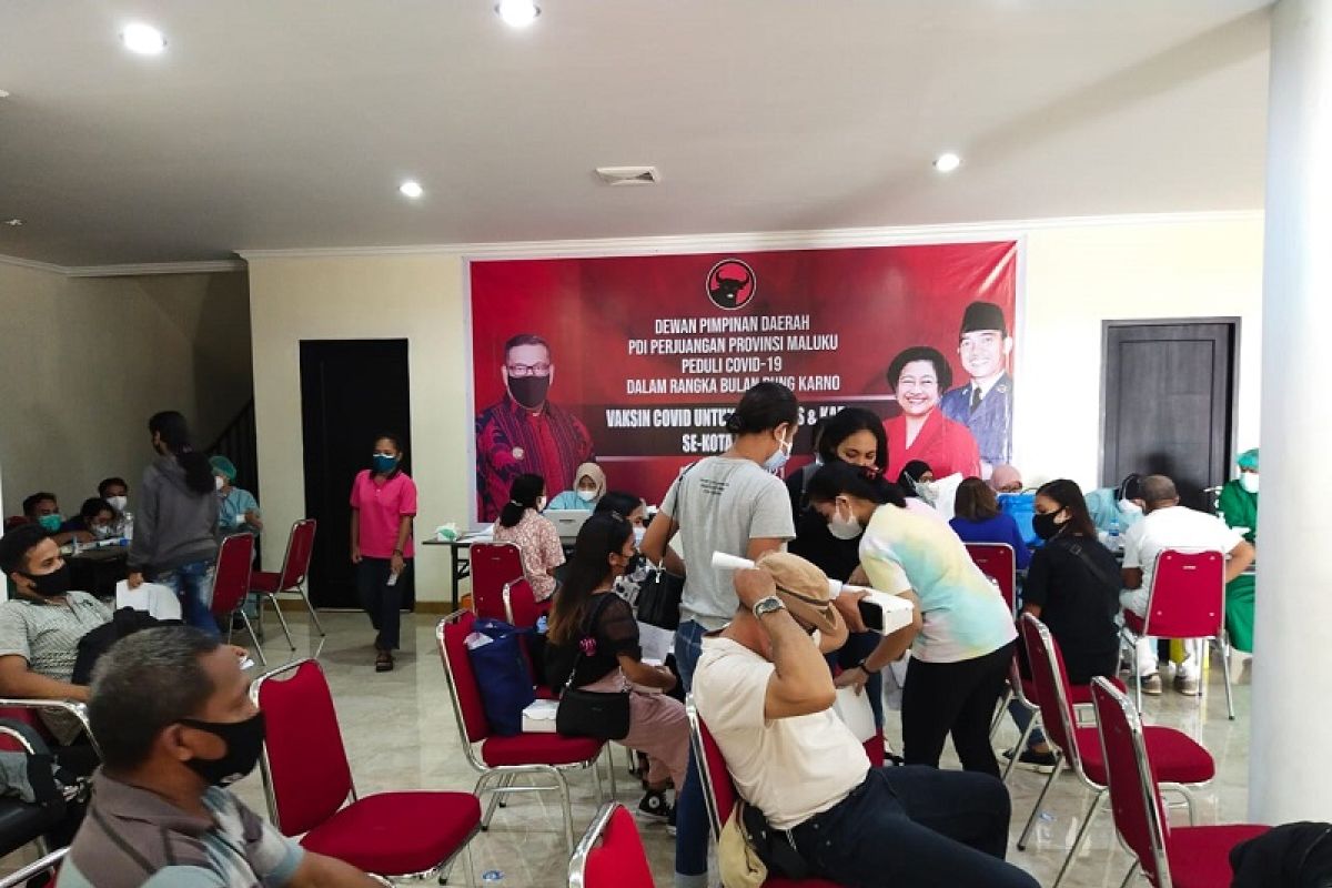 Kader PDIP dan mahasiswa ikut vaksniasi COVID-19, partisipasi strategis