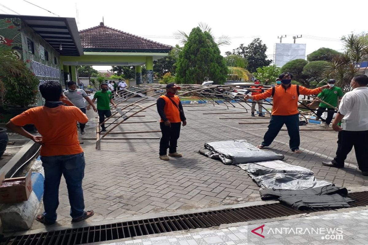 Pasien COVID-19 membeludak, RSUD Pamekasan dirikan tenda darurat