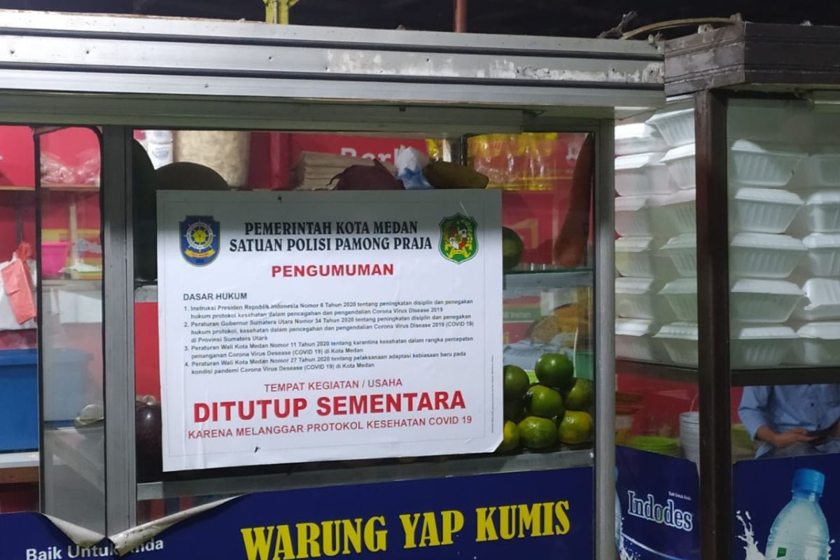 Tim patroli Prokes segel warung makan di Kota Medan
