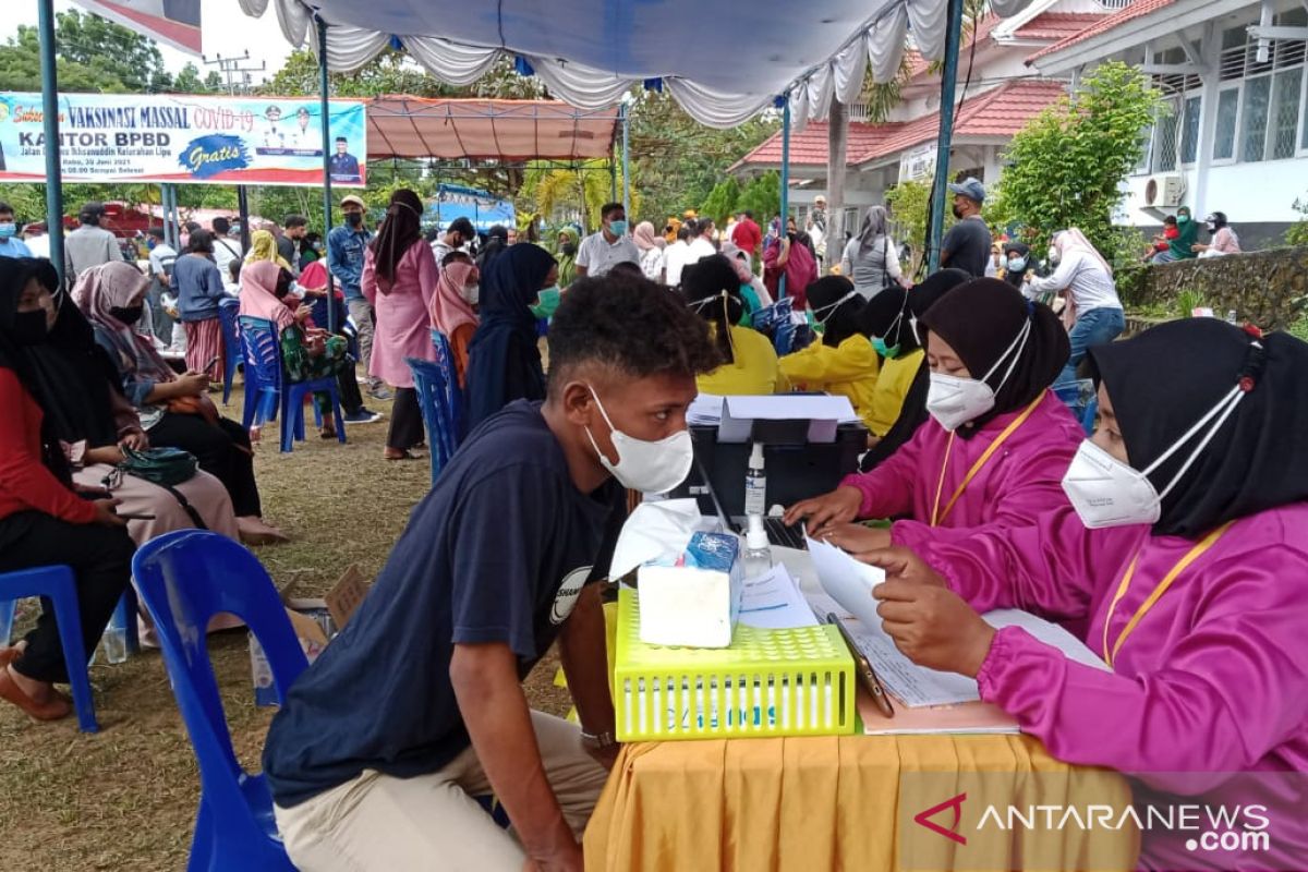 Puluhan petugas Satgas BPBD Baubau diterjunkan membantu vaksinasi massal