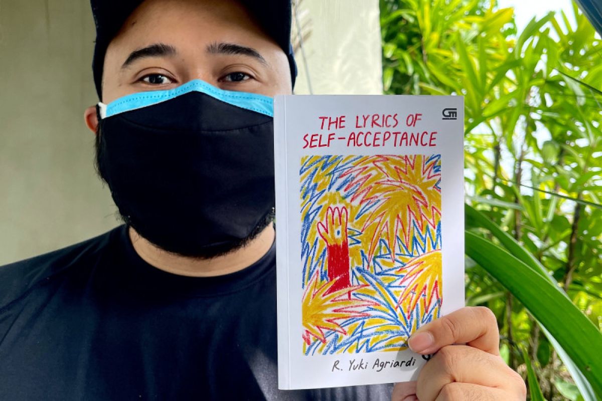 Ledakan warna dan pengalaman dalam buku "The Lyrics of Acceptance"