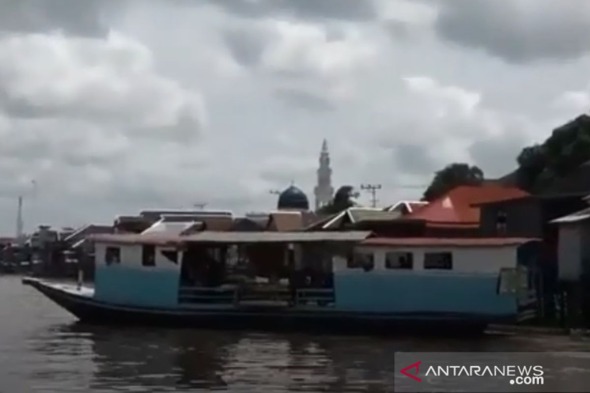 Kapal feri penyeberangan Habirau Tengah dan Tambangan gratis dan bantu warga