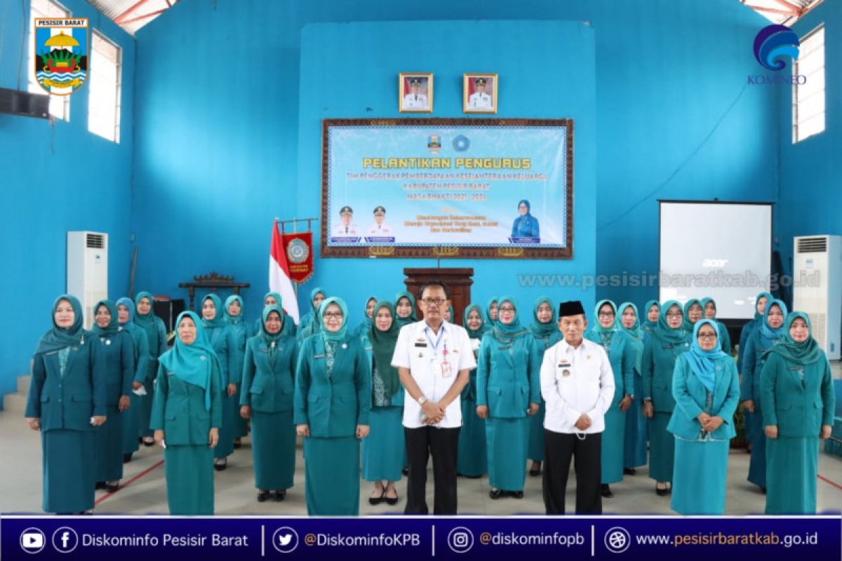 Bupati Pesisir Barat lantik pengurus TP PKK periode 2021-2026