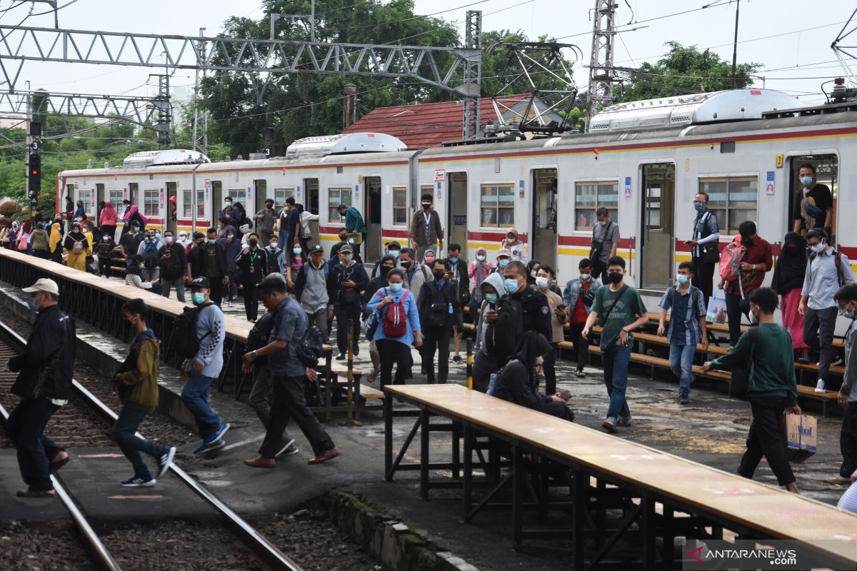 KAI menyesuaikan layanan dan operasional KRL selama PPKM Darurat