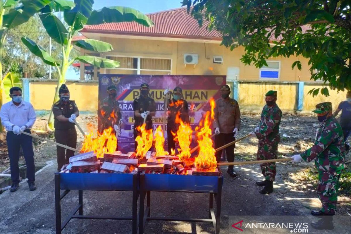 Bea Cukai Sabang musnahkan gula pasir, bibit tanaman dan belasan ribu batang rokok