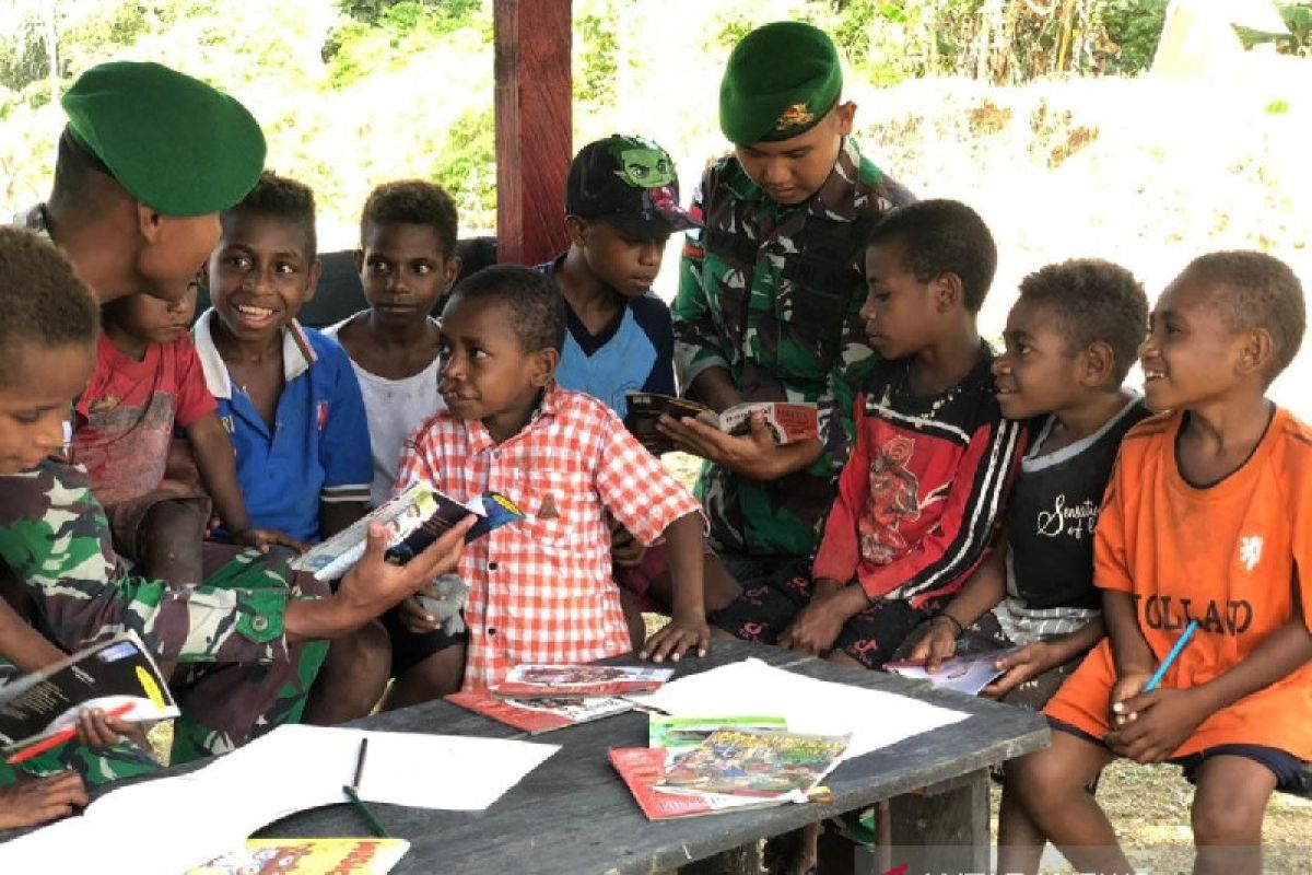 Satgas TNI ajarkan anak usia dini di perbatasan baca tulis