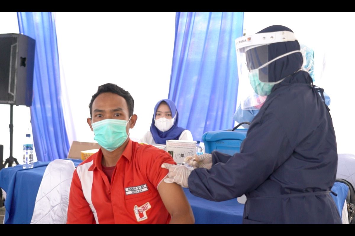 Dukung program sejuta vaksin Pertamina vaksinasi pekerja dan mitra Pertamina di Fuel Terminal Lahat