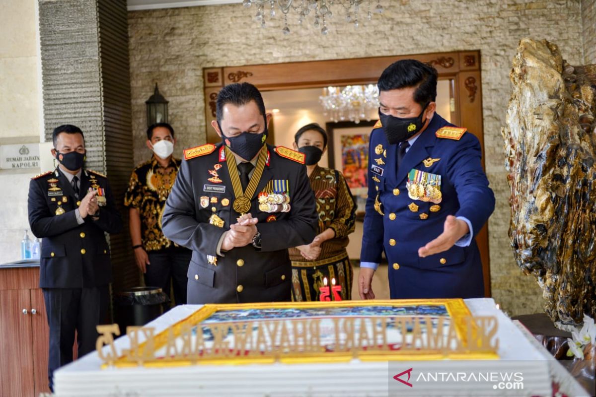 Panglima TNI beri kejutan kepada Kapolri di Hari Bhayangkara ke 75