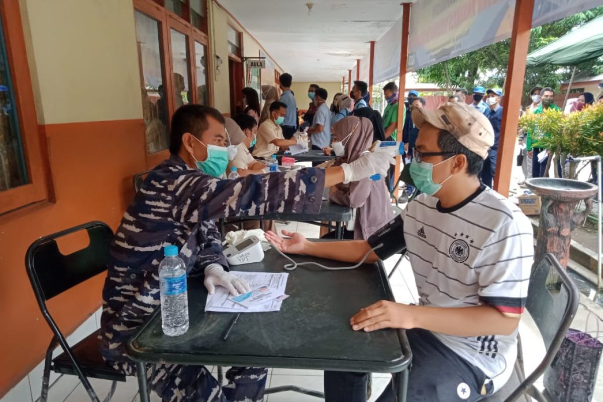 TNI AL laksanakan serbuan vaksin masyarakat maritim di RS TPT dr. R Soeharsono