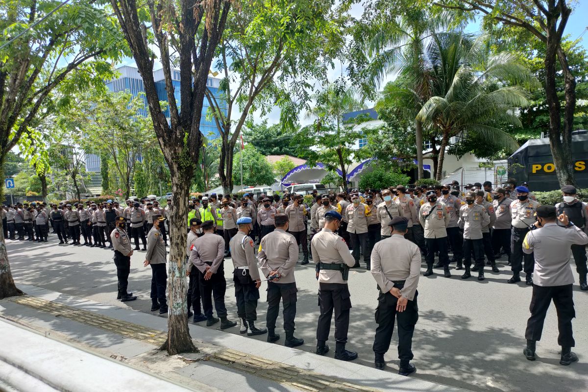 Maknai hari bhayangkara tanpa kekerasan hadapi pengunjukrasa