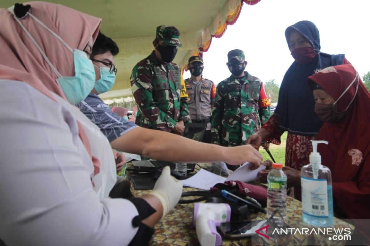 TNI dan Dinkes Tapin vaksin 413 masyarakat dalam sehari