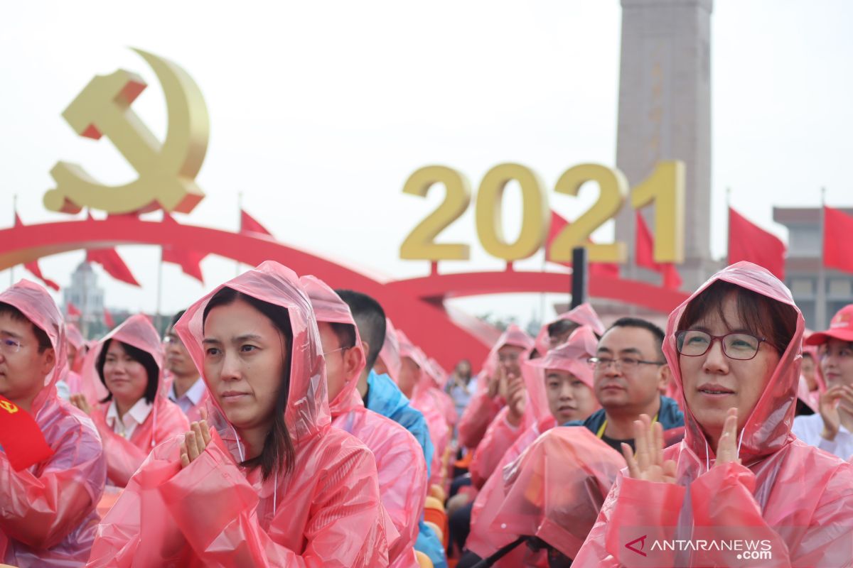 Tiananmen diguyur hujan,  perayaan seabad Partai Komunis China khidmat