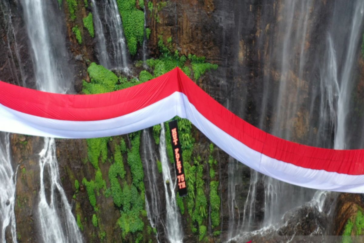 Polri kibarkan bendera raksasa di Air Terjun Tumpak Sewu