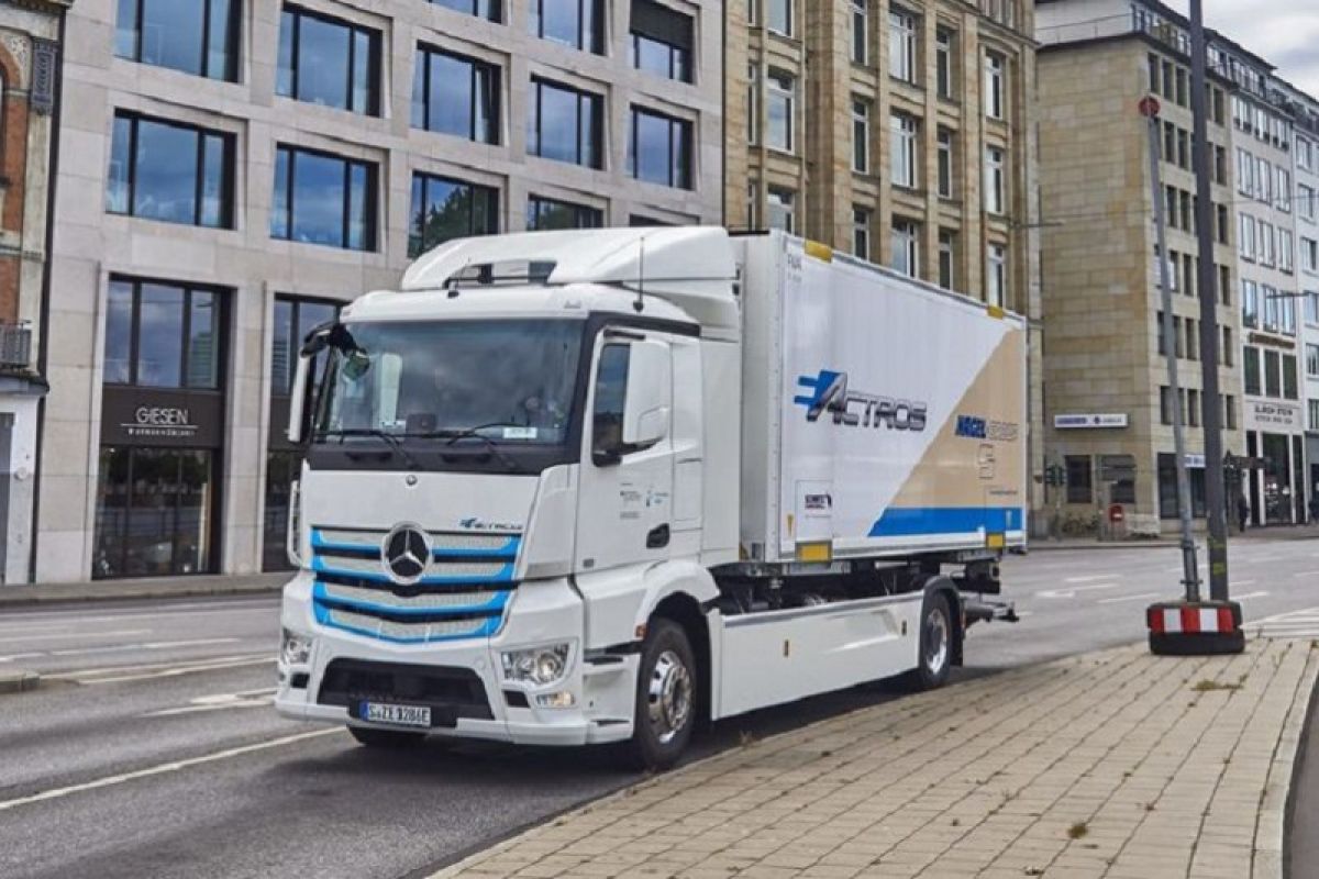 Mercedez-Benz resmi luncurkan truk listrik eActros