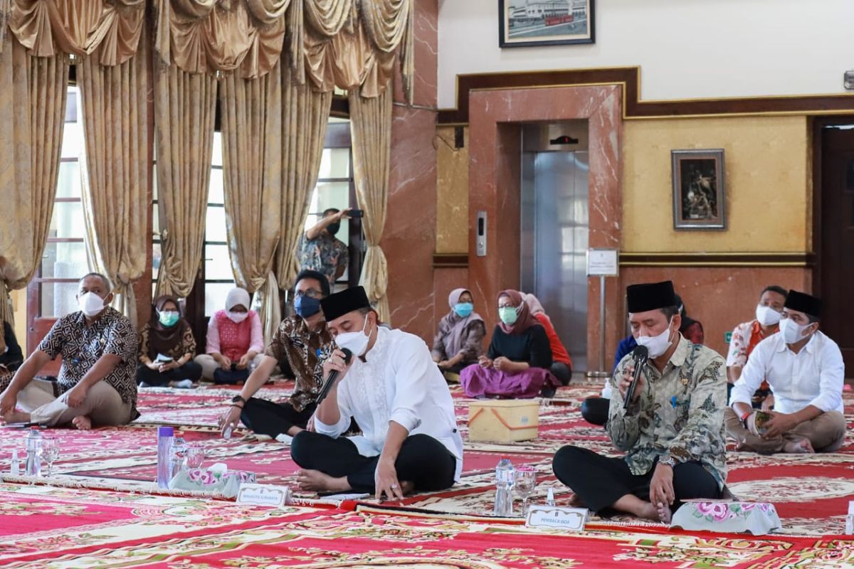 Pemkot Surabaya gelar istighatsah dan doa bersama hadapi pandemi COVID-19