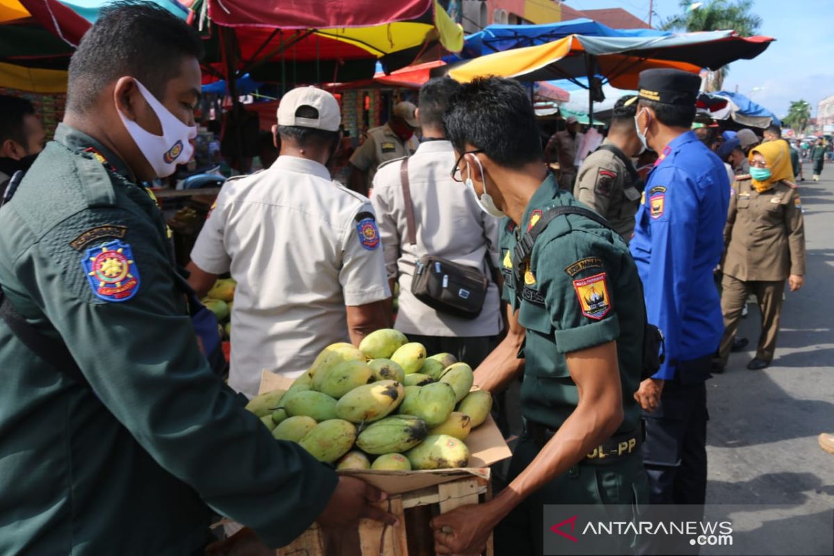 Ganggu arus kendaraan, Satpol PP Damkar tertibkan PKL di depan Pasar Rakyat Pariaman