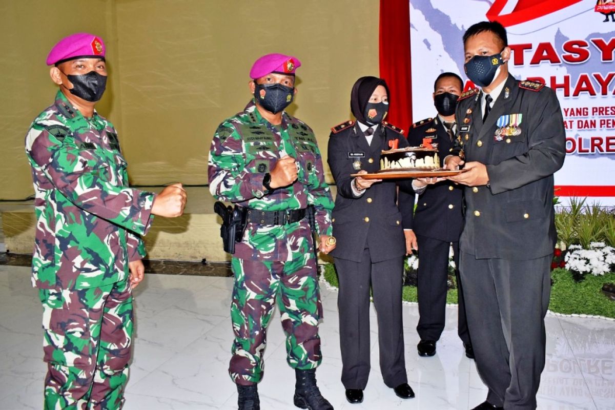 Hari Bhayangkara Ke-75, Komandan Brigif 2 Marinir beri kejutan Kapolresta Sidoarjo