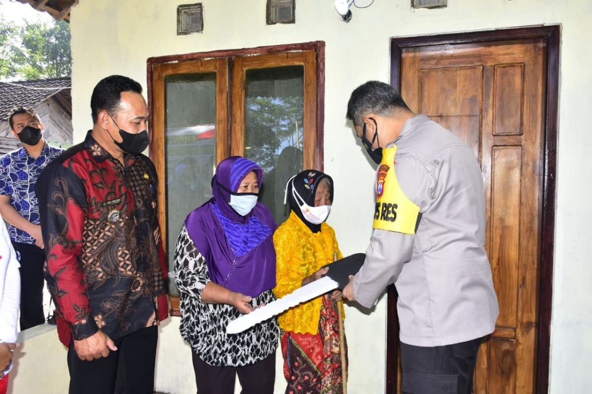 Polres Blitar bedah rumah warga lansia yang rusak terdampak gempa