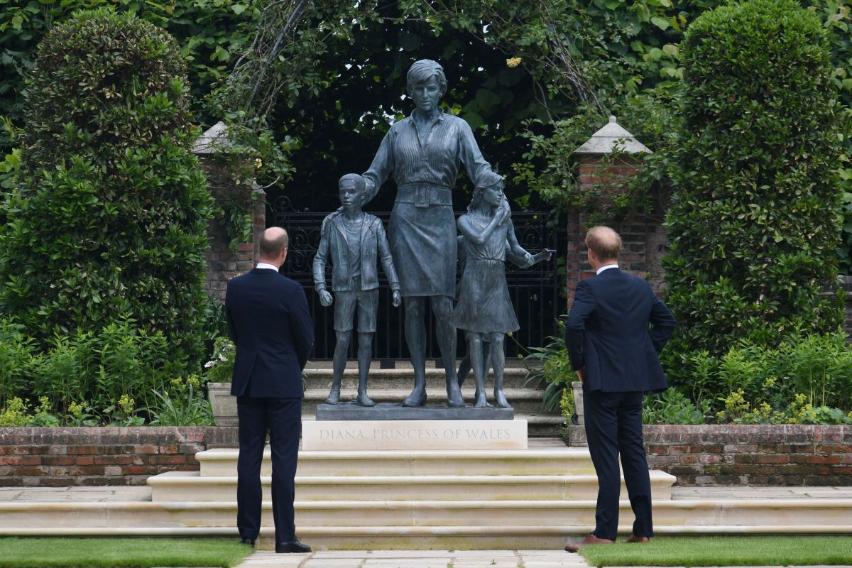 Pangeran William dan Harry rukun saat resmikan patung Putri Diana di Taman Sunken