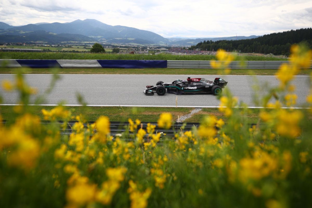 Formula 1: Duet Mercedes puncaki catatan waktu FP2 GP Austria