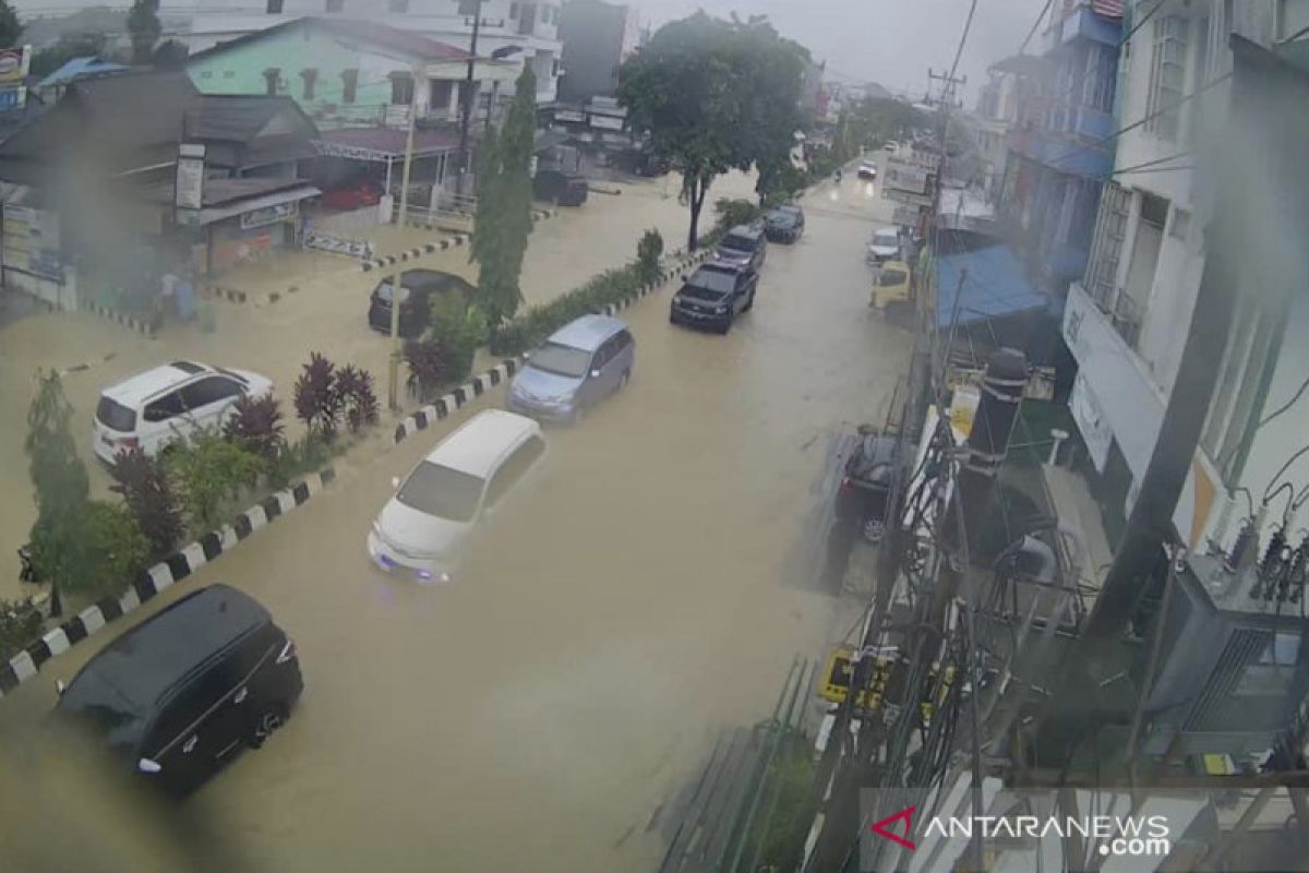 Sejumlah kawasan di Samarinda terendam banjir akibat hujan deras