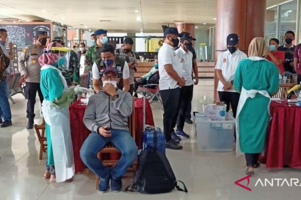 12 penumpang Pesawat di Bandara SSK II  Pekanbaru  terjaring positif COVID-19