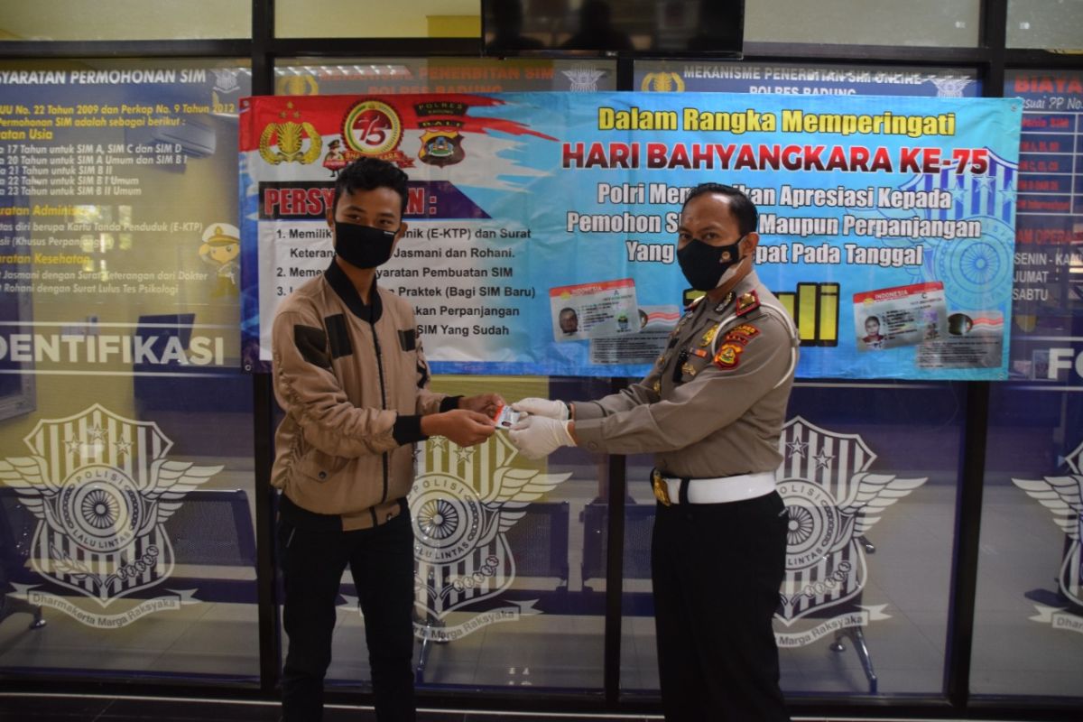 Hari Bhayangkara, sembilan warga kelahiran 1 Juli terima SIM Polres Badung