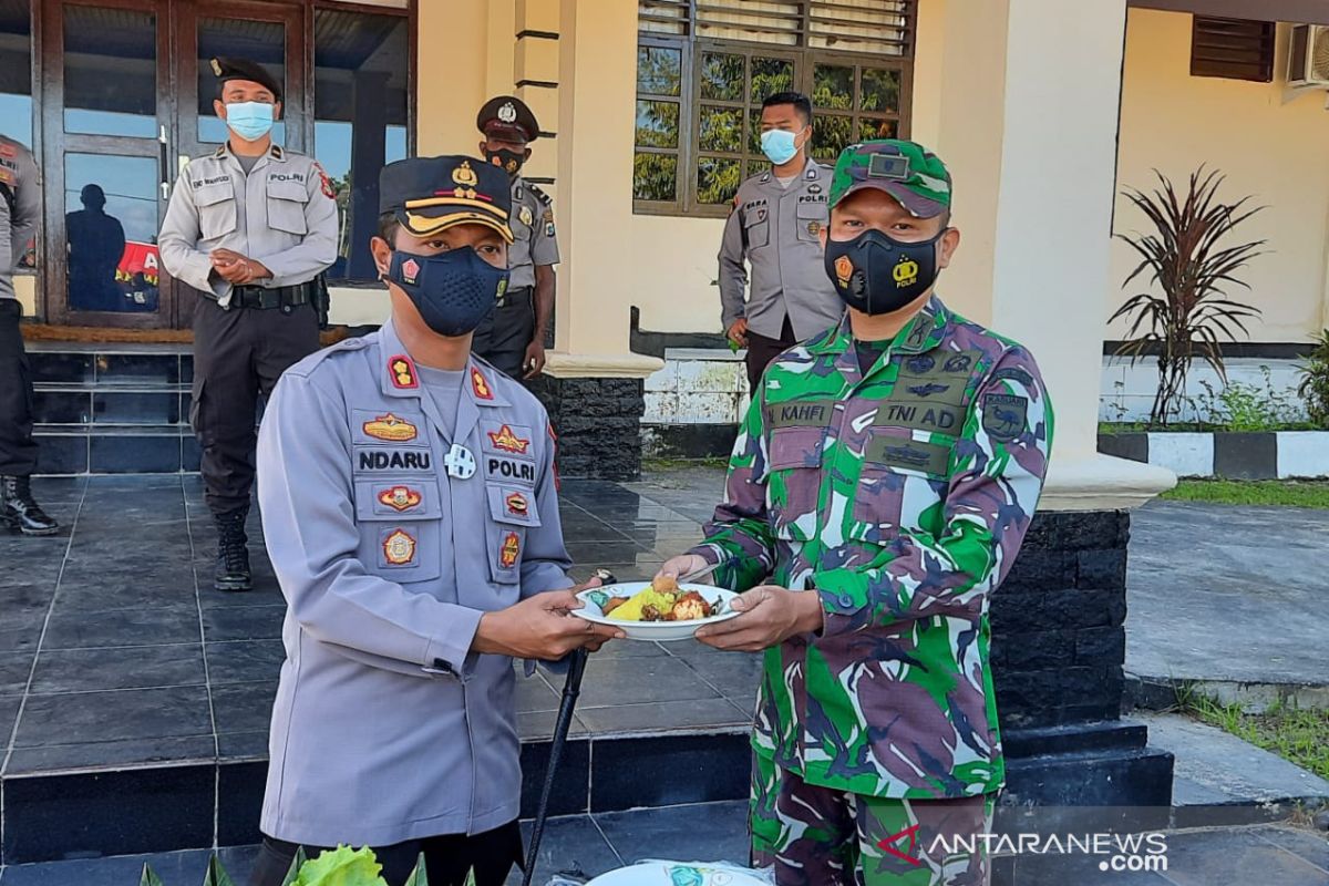 TNI berikan ucapan spesial HUT Polri bagi Polres Wondama