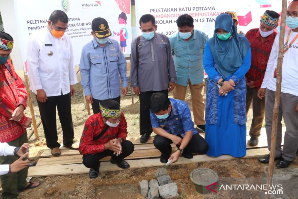 Bupati Sambas letakkan batu pertama perpustakaan di perbatasan