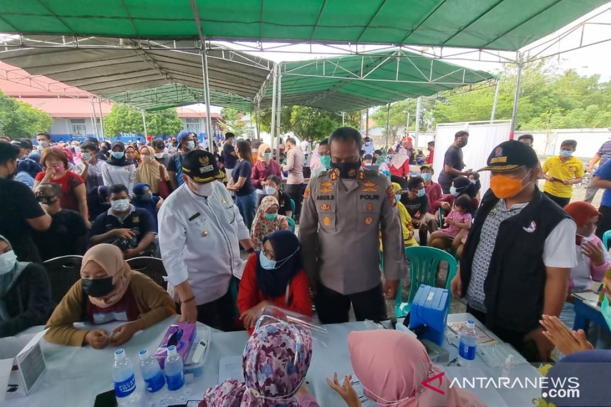 Ratusan warga antusias ikuti vaksinasi COVID-19 di Pelabuhan Tanjungkalian