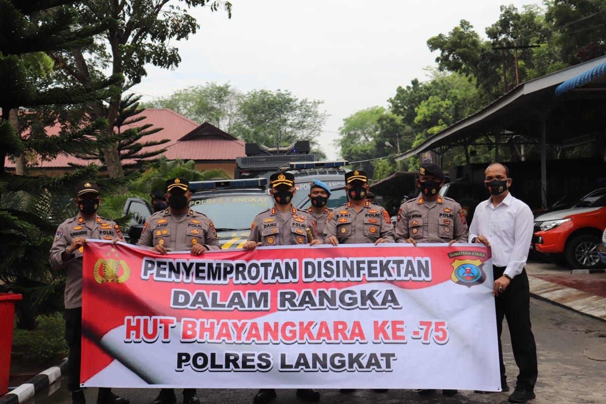 Polres Langkat lakukan penyemprotan disenfektan pencegahan penyebaran COVID-19