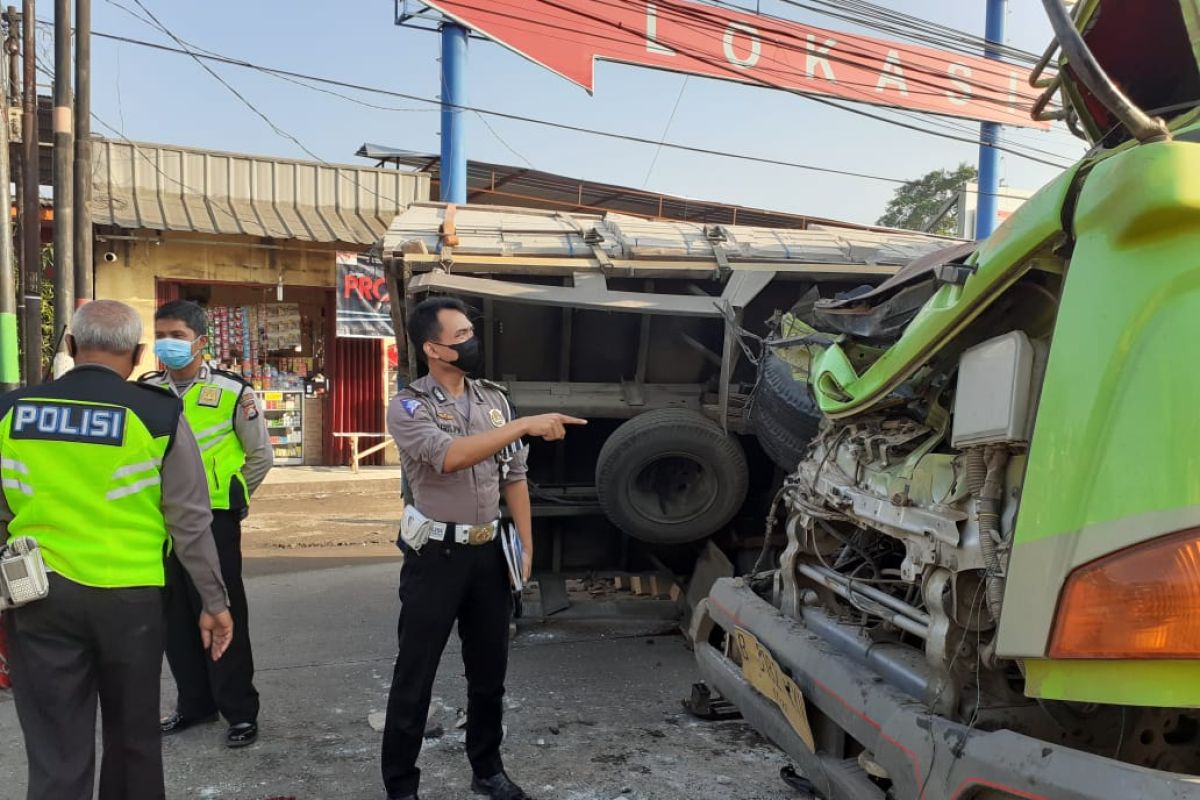 Kecelakaan dua truk di Tangerang mengakibatkan pengemudi kritis