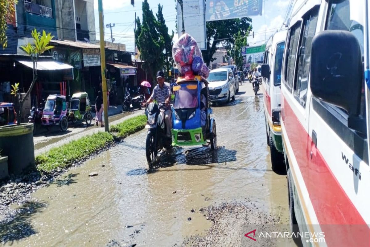 Rusak tahunan, BBPJN diminta perbaiki jalan rusak di Panyabungan